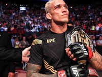 Špekuláciám je koniec! Šampióna UFC Oliveiru vyzve elitný bojovník