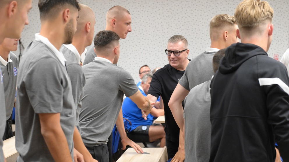Prezident SFZ Ján Kováčik navštívil repre U19 pred štartom ME.