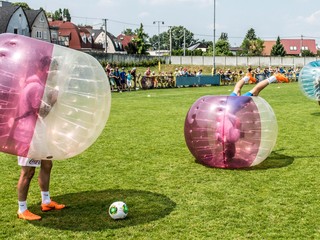 Slovenskí sokoli urobili deťom radosť – Gúľali sa po ihrisku