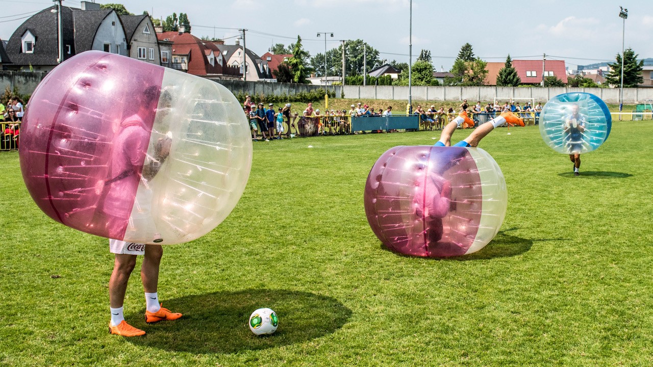 SLOVENSKÍ SOKOLI UROBILI DEŤOM RADOSŤ – GÚĽALI SA PO IHRISKU
