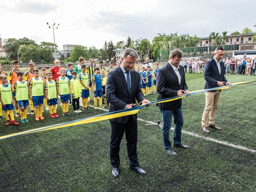 V Trebišove otvorili nové ihrisko s umelou trávou