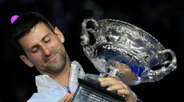 Novak Djokovič s trofejou pre víťaza Australian Open. 