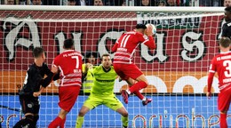 Mergim Berisha strieľa gól v zápase  FC Augsburg - Bayern Leverkusen.