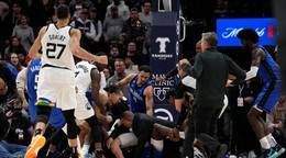 Potýčka v zápase NBA medzi Minnesotou Timberwolves a Orlandom Magic.