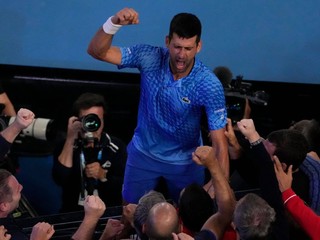 Novak Djokovič oslavuje triumf na Australian Open 2023.