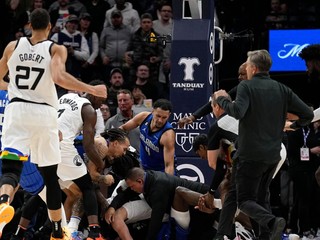 Potýčka v zápase NBA medzi Minnesotou Timberwolves a Orlandom Magic.
