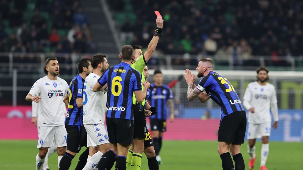 Milan Škriniar dostáva červenú kartu v zápase proti Empoli. 