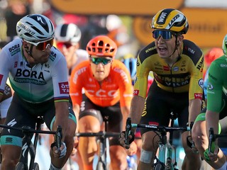 Wout van Aert (v žltom) kričí na Petra Sagana po prejazde cieľovou čiarou.