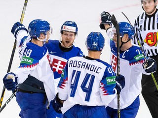 Slovenskí hokejisti - zľava Kristián Pospíšil, Michal Krištof, Mislav Rosandič a Marek Ďaloga.