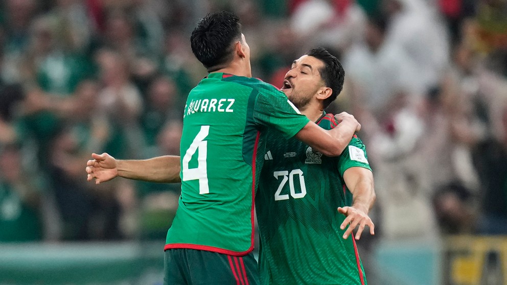 Hráči Mexika sa tešia z gólu v zápase proti Saudskej Arábii