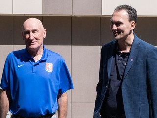 Tréner Craig Ramsay a vpravo prezident Slovenského zväzu ľadového hokeja (SZĽH) Miroslav Šatan.
