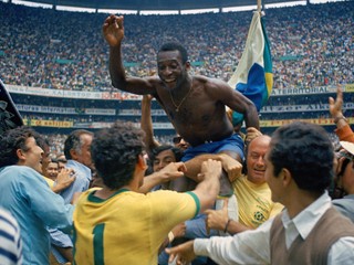 Pelé so spoluhráčmi oslavuje titul majstra sveta v roku 1970. Vo finále zdolali Brazílčania Taliansko 4:1.