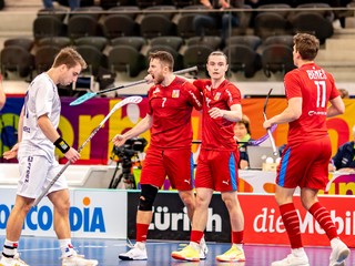 Momentka zo zápasu Slovensko - Česko vo štvrťfinále MS vo florbale 2022.