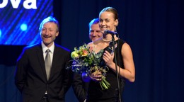 Anna Karolína Schmiedlová si preberá cenu v ankete Tenista roka 2022.