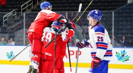 Českí hokejisti sa tešia po strelenom góle vo štvrťfinále MS v hokeji do 20 rokov 2022.