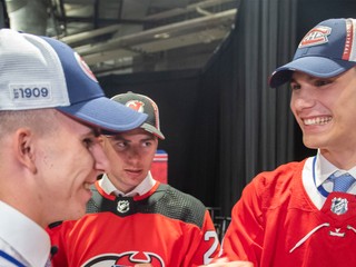 Juraj Slafkovský, Šimon Nemec a Filip Mešár po drafte NHL 2022.