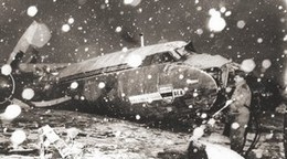 Trosky havarovaného lietadla, v ktorom 6. februára 1958 zahynuli v Mníchove ôsmi hráči Manchestru United.