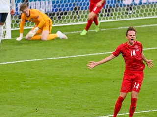 Mikkel Damsgaard sa teší po strelenom góle v zápase Anglicko - Dánsko v semifinále ME vo futbale (EURO 2020 / 2021).
