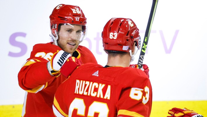 Adam Ružička sa teší po strelenom góle v drese Calgary Flames.
