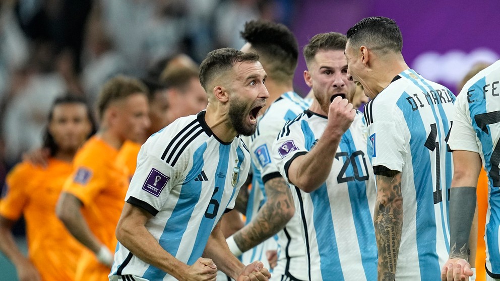 Futbalisti Argentíny sa tešia z postupu do semifinále MS vo futbale 2022.