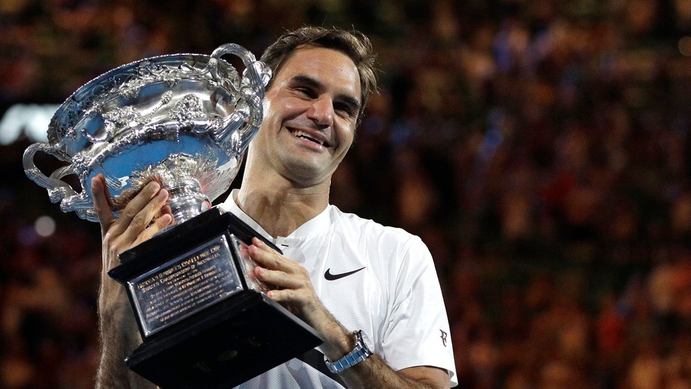 Roger Federer s trofejou pre víťaza Australian Open.