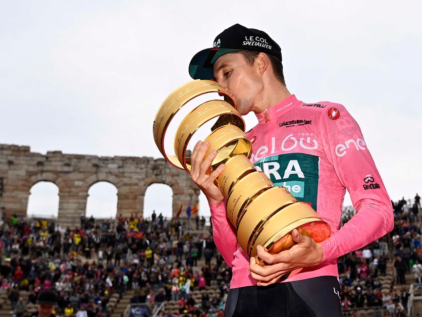 Jai Hindley s trofejou pre víťaza Giro d'Italia 2022. 