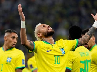 Brazílčan Neymar sa teší z gólu na MS v Katare 2022.