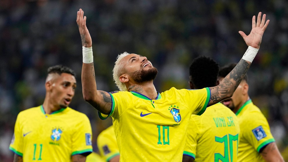 Brazílčan Neymar sa teší z gólu na MS v Katare 2022.