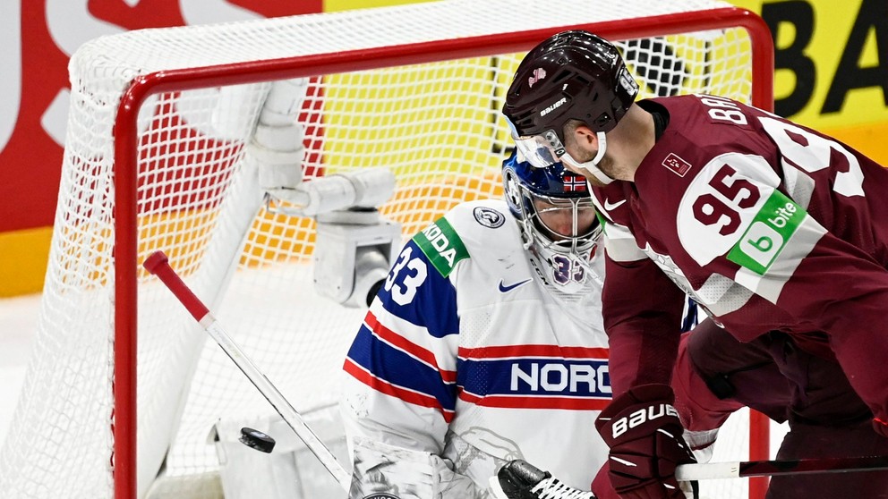 Momentka zo zápasu Lotyšsko - Nórsko na MS v hokeji 2022.