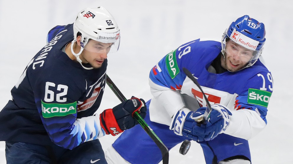 Kevin Labanc (vľavo) a Matúš Sukeľ vo štvrťfinále USA - Slovensko na MS v hokeji 2021.