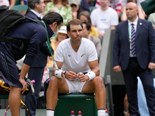Rafael Nadal má počas Wimbledonu zdravotné problémy.