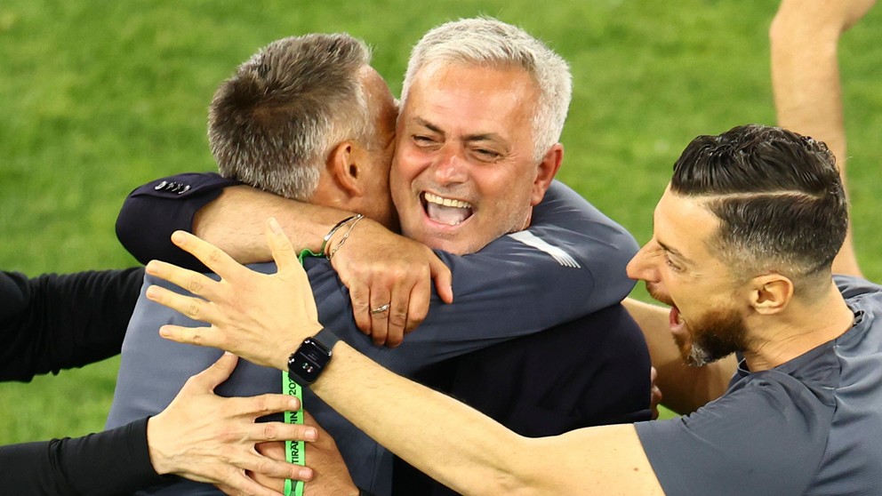 Radosť Josého Mourinha po triumfe v Európskej konferenčnej lige. 