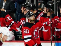 Tomáš Tatar oslavuje gól v drese New Jersey Devils.