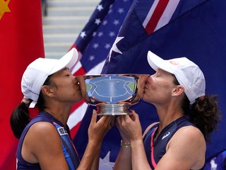 Šuaj Čang (vľavo) a Samantha Stosurová vyhrali štvorhru žien na US Open 2021.
