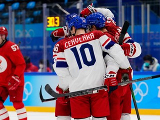 Českí hokejisti sa tešia po strelenom góle v zápase ROC (Rusko) - Česko na ZOH 2022 v Pekingu 2022.