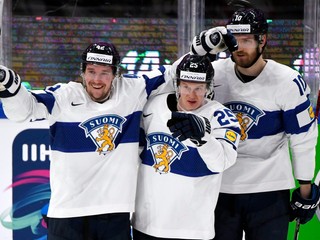 Reprezentanti Fínska sa tešia z gólu na MS v hokeji 2022.