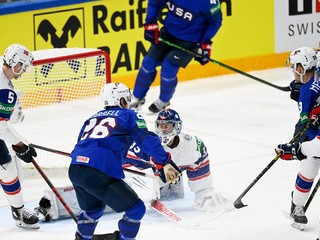 Momentka zo zápasu medzi USA a Nórskom na MS v hokeji 2022.
