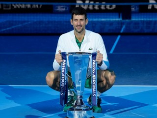 Novak Djokovič s trofejou po triumfe na Turnaji majstrov 2022.