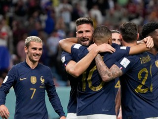 Futbalisti Francúzska sa tešia z gólu na MS v Katare 2022.