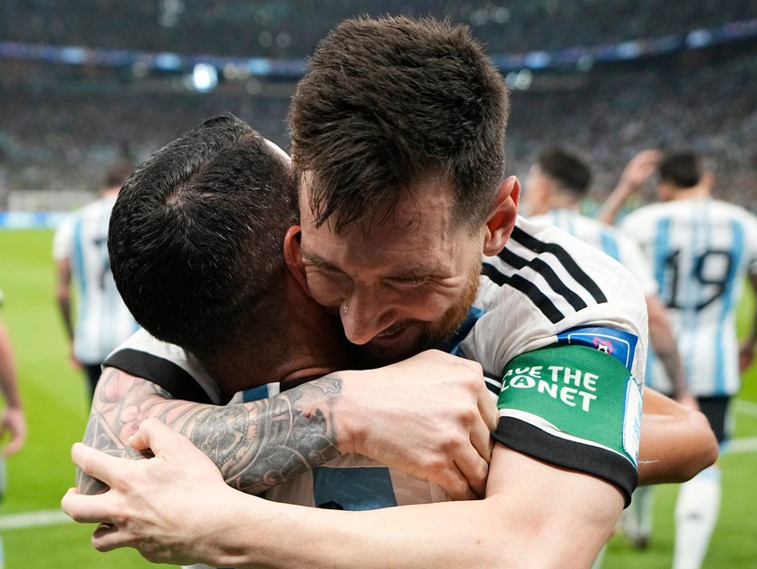 Lionel Messi a Ángel Di María po zápase Argentína - Mexiko na MS vo futbale 2022.