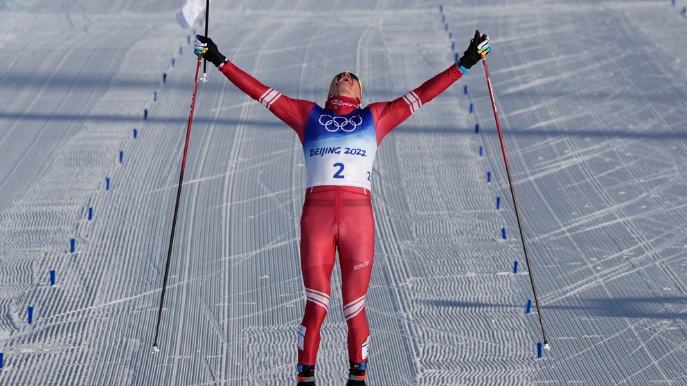 Alexander Boľšunov sa teší zo zlata v skiatlone.