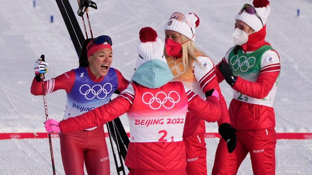 Ruské bežkyne na lyžiach sa tešia zo zlata v štafetách na ZOH 2022 v Pekingu.