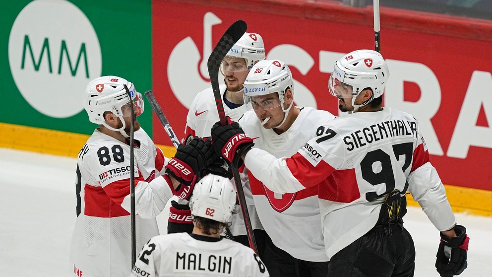 Hokejisti Švajčiarska sa tešia z gólu v zápase proti Kanade. 