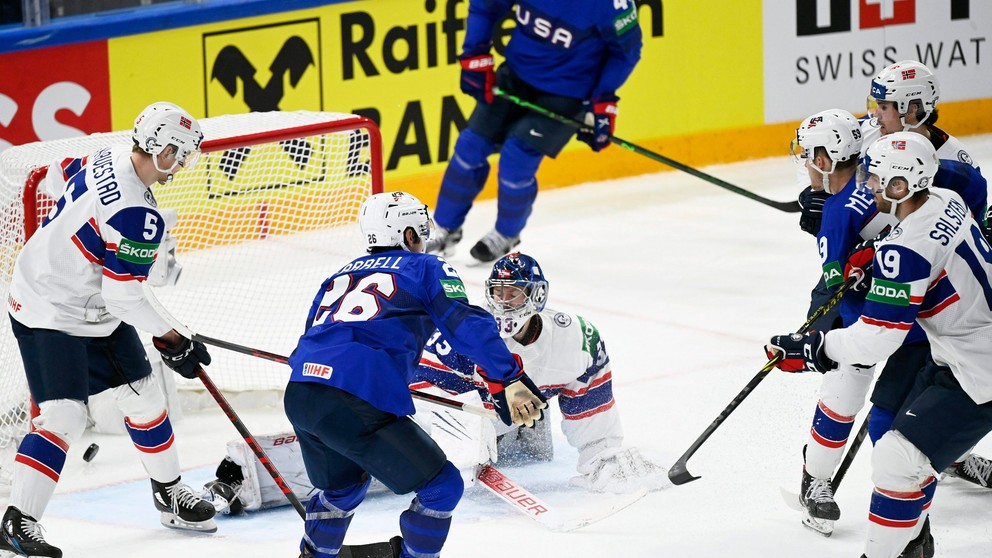 Momentka zo zápasu medzi USA a Nórskom na MS v hokeji 2022.
