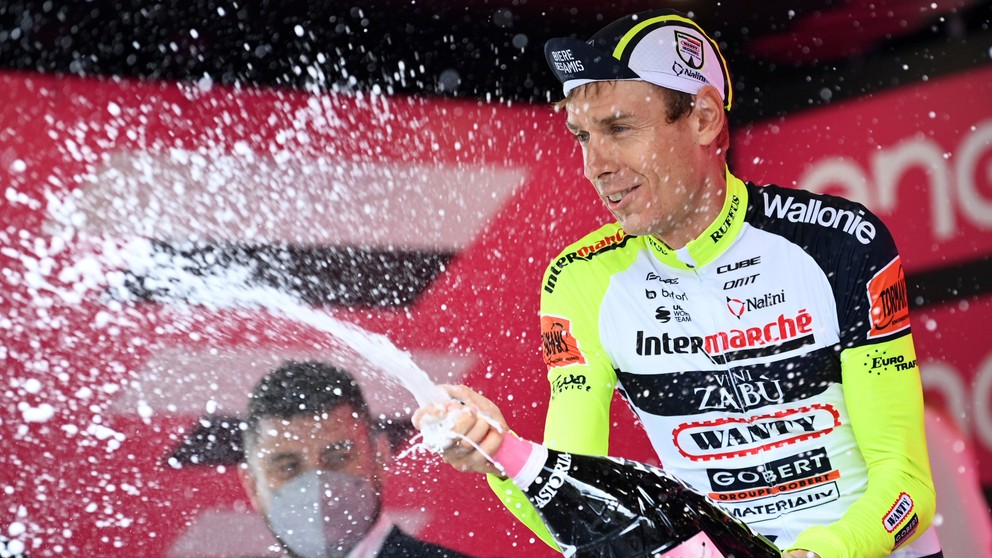 Jan Hirt so šampanským po víťaznej etape na Giro d'Italia 2022.