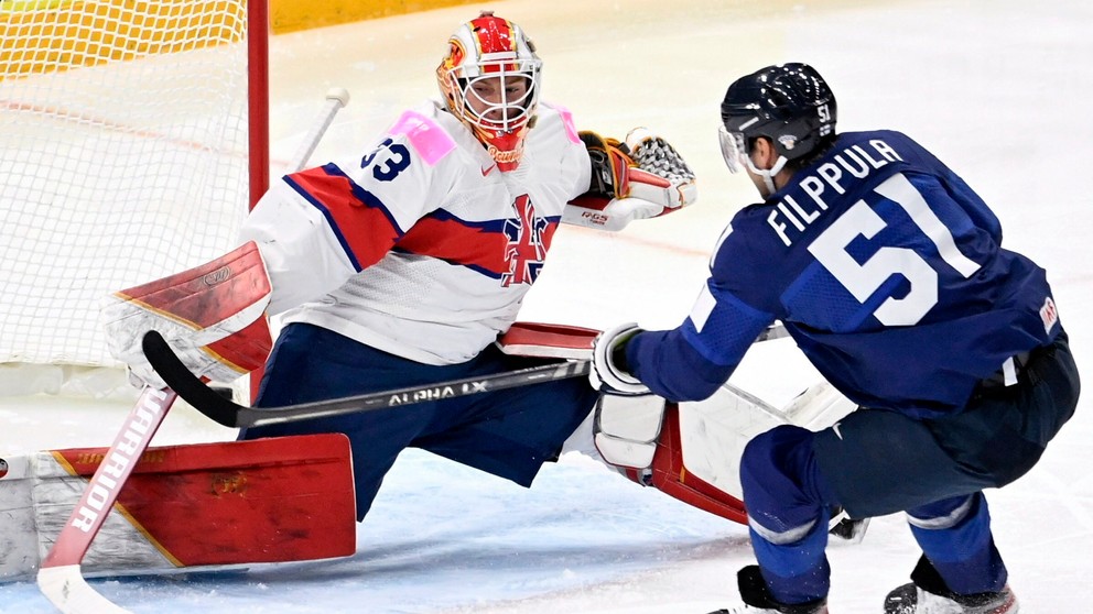Momentka zo zápasu Veľká Británia - Fínsko na MS v hokeji 2022.
