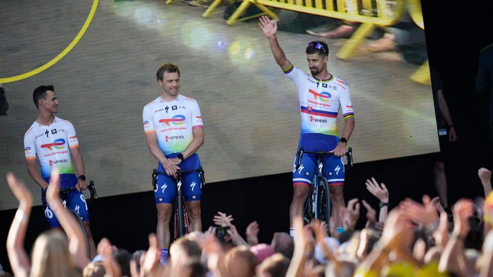 Peter Sagan máva divákom počas prezentácie tímov pred začiatkom Tour de France. 