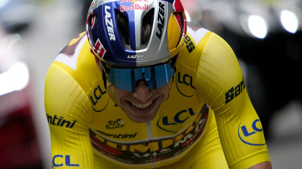 Wout van Aert v žltom drese pre lídra Tour de France. 