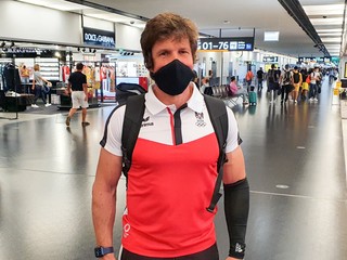 Michal Martikán na letisku ešte pred štartom LOH Tokio 2020 / 2021.