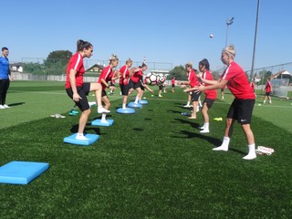 Futbalistky počas prípravy na Nórsko v úlohe herečiek - režisér Pakusza s cieľom hrať otvorený futbal.